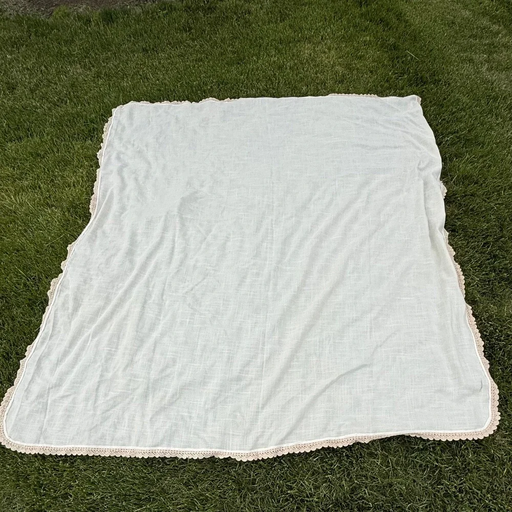 Vintage Ivory Linen Tablecloth‎ Crochet Lace Trim Scalloped Cottage core Throw